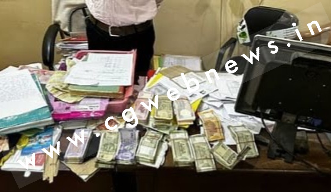 छत्तीसगढ़ - पटवारी का कार्यालय था या साहूकार की दुकान , SDM ने जब दराज खोला तो उड़ गए सबके होश