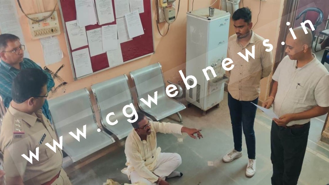 छत्तीसगढ़ - भाजपा पार्षद ने नगर पालिका CMO और अध्यक्ष के नेमप्लेट पर पोता कालिख , जाने वजह