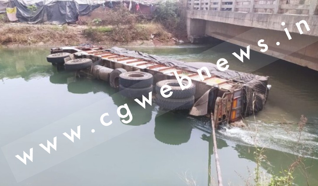 जांजगीर चाम्पा - मुर्गी के दानों से भरा ट्रक अनियंत्रित होकर नहर में गिरा , ड्रायवर ने कूद कर बचाई जान
