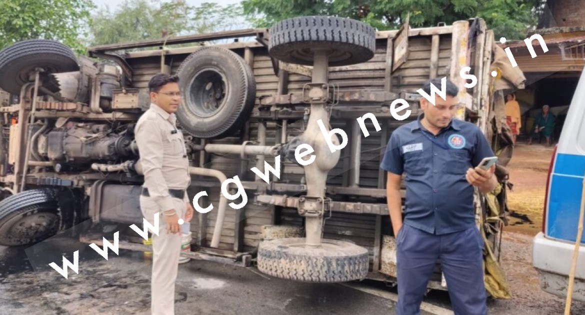 छत्तीसगढ़ - शराब की पेटियों से भरी ट्रक अनियंत्रित होकर पलटी , लोग शराब को लूट पाते उससे पहले ,,,