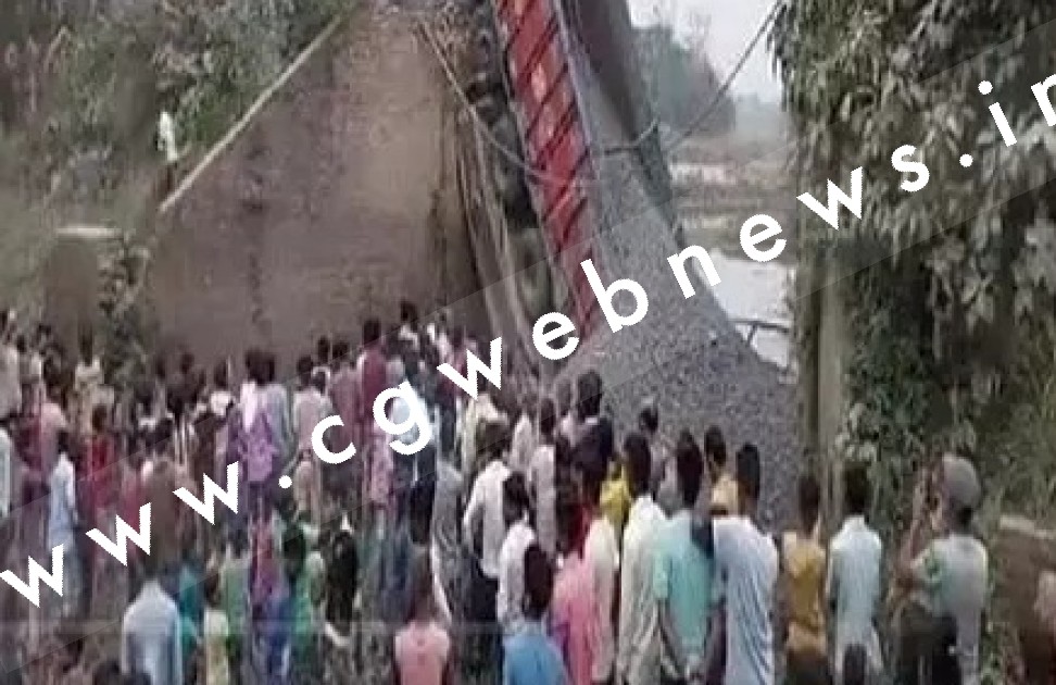 महानदी पर बना अंग्रेजो के जमाने का पुल ढहा , पत्थर से भरे ट्रक सहित नीचे गिरा , मची भगदड़