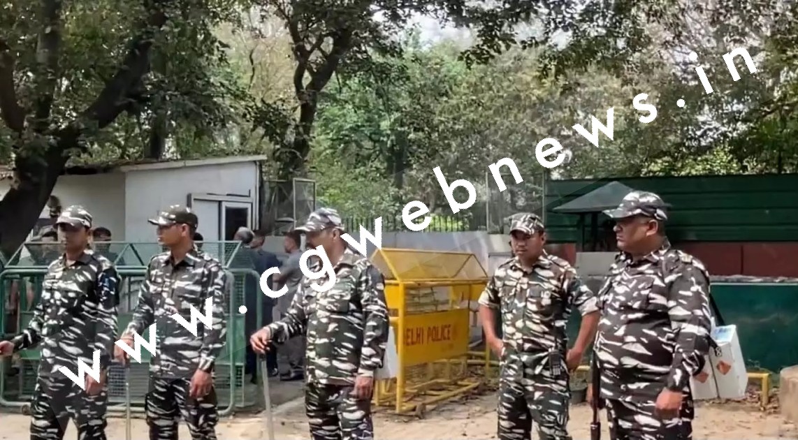 राहुल गांधी को नोटिस देने के विरोध में कांग्रेस कार्यकर्ता सड़कों पर , कई कार्यकर्ताओं को पुलिस ने लिया हिरासत में