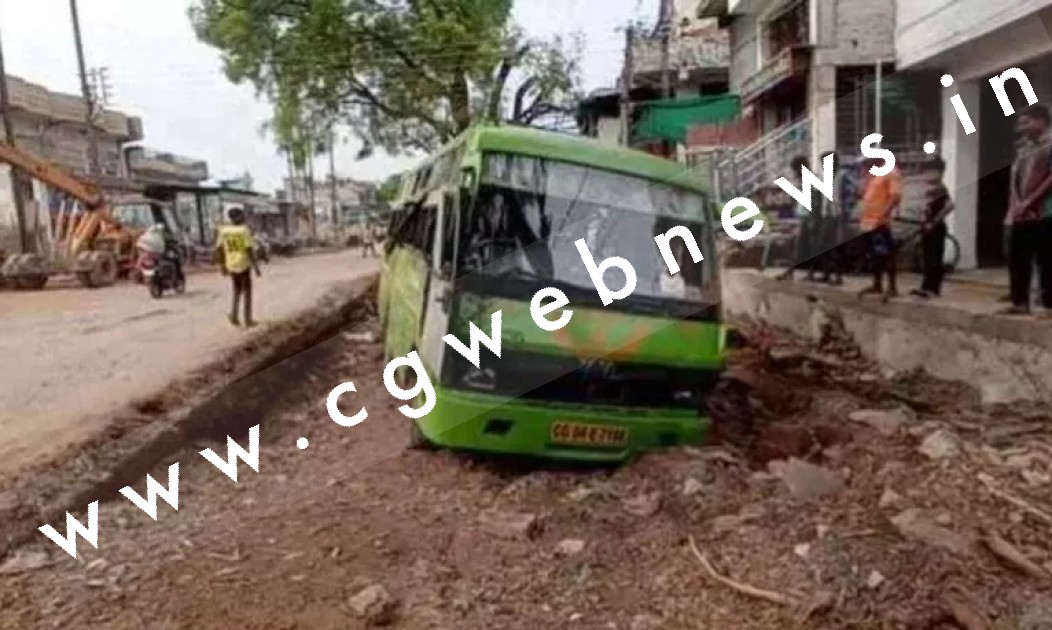 छत्तीसगढ़ - यादव ट्रेवल्स की मिनी बस अनियंत्रित होकर पलटी , कई यात्रियों को आई चोट