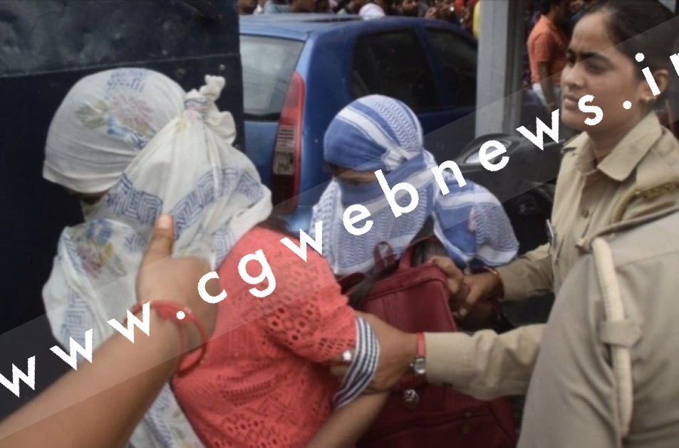 माँ और बेटी मिल कर घर मे चला रहे थे सैक्स रैकेट , दलाल सहित 08 युवतियां गिरफ्तार 