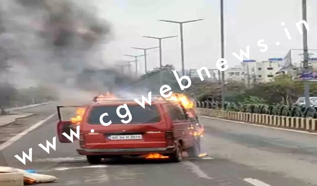 छत्तीसगढ़ - चलती मारुति वैन में लगी भीषण आग , कार चालक ने कूद कर बचाई जान
