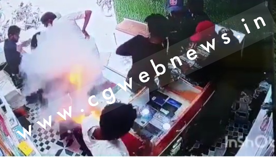 छत्तीसगढ़ - मोबाईल रिपेयरिंग शॉप में बम की तरह ब्लास्ट हुआ मोबाईल फोन , मचा हड़कंप , देखे VIDEO