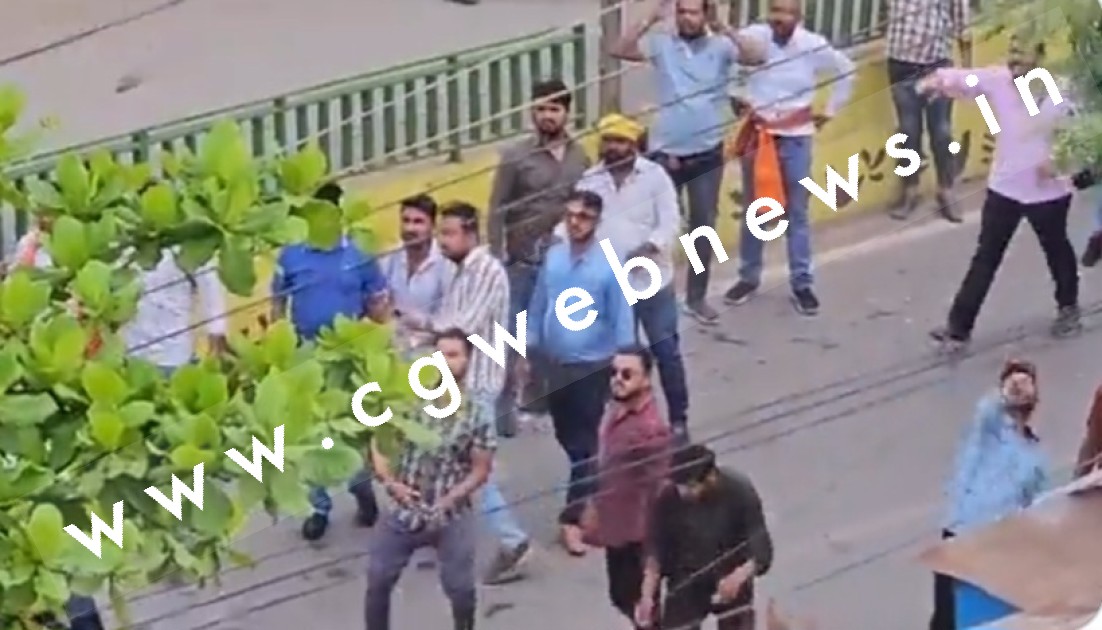 राहुल गांधी की संसद सदस्य्ता खत्म होने के बाद रायपुर में बवाल , सड़क पर उतरे कांग्रेसी , बीजेपी नेता का सिर फटा