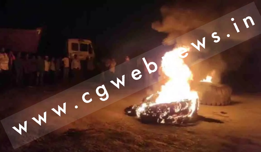 छत्तीसगढ़ - सड़क हादसे में मासूम की मौत , माता पिता की हालत गंभीर , आक्रोशित लोगों ने टायर जला कर किया चक्काजाम