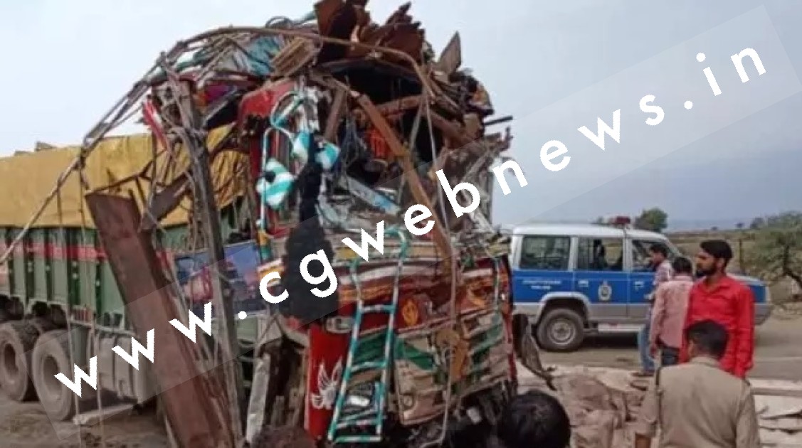 छत्तीसगढ़ - दो तेज रफ़्तार ट्रकों में सीधी टक्कर , हादसे में ट्रक के ड्राइवर और क्लीनर की मौत