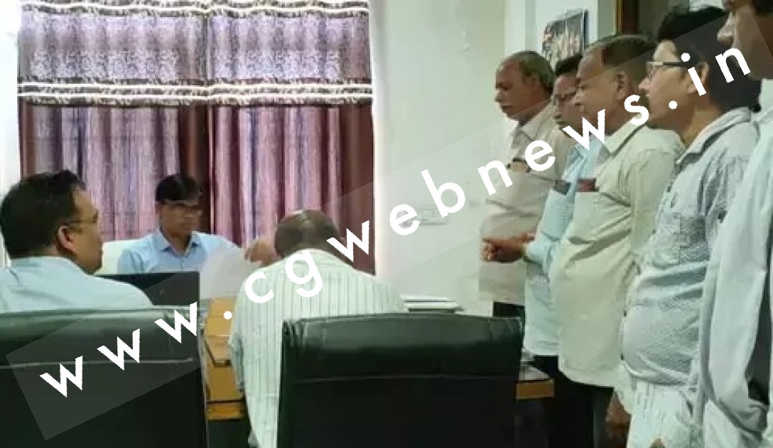 छत्तीसगढ़ - ग्रामीणों ने कलेक्टर को ज्ञापन सौंप कर की गाँव मे शराब दुकान खोलने की मांग , जाने क्या है वजह