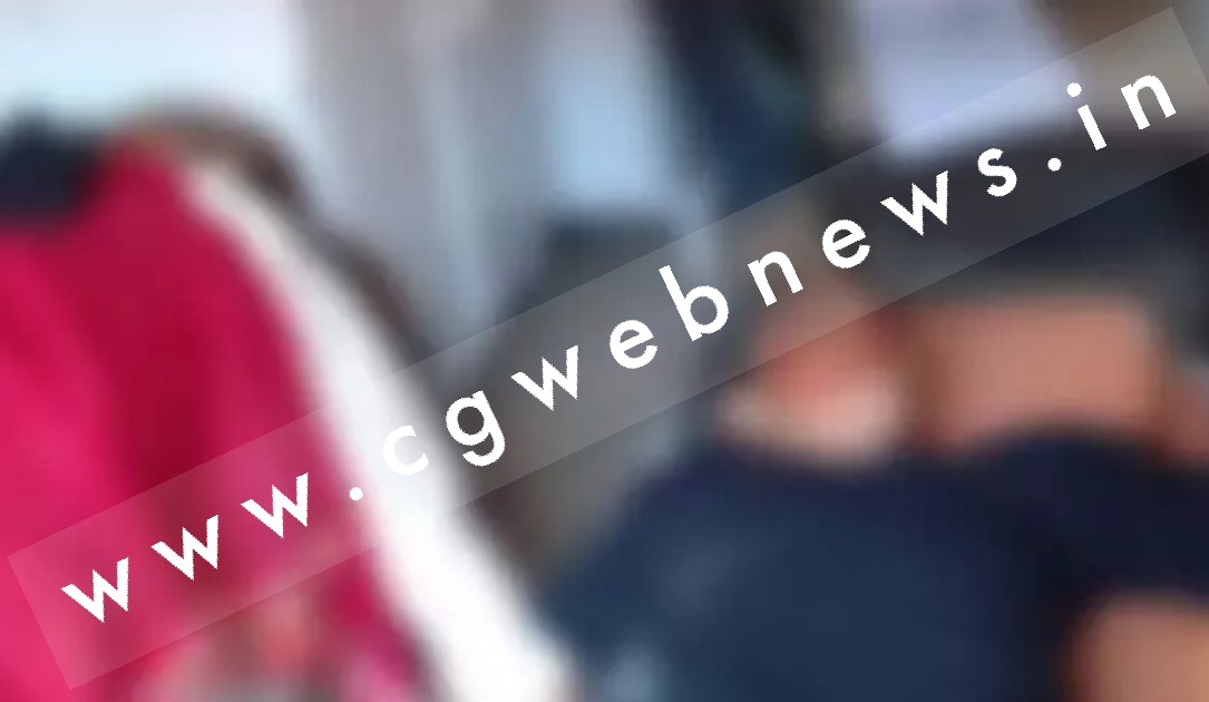 कार और बाइक में जबरजस्त टक्कर , दर्दनाक हादसे में एक ही परिवार के 4 लोगों की मौत