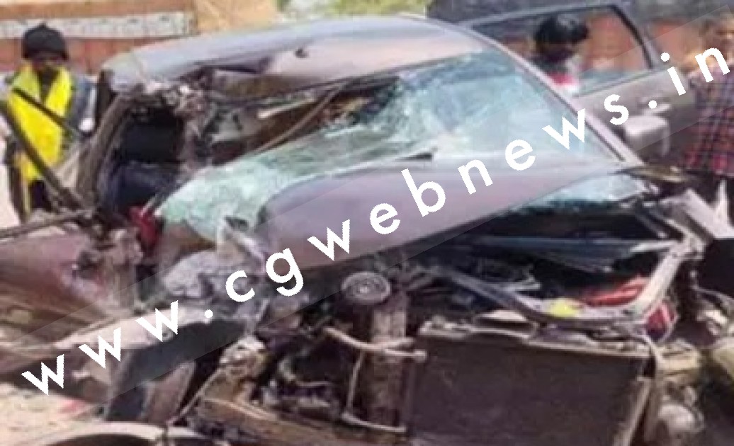 छत्तीसगढ़ - बिजली के खंभे से टकराई तेज रफ्तार कार , हादसें में तीन लोग गंभीर रूप से घायल