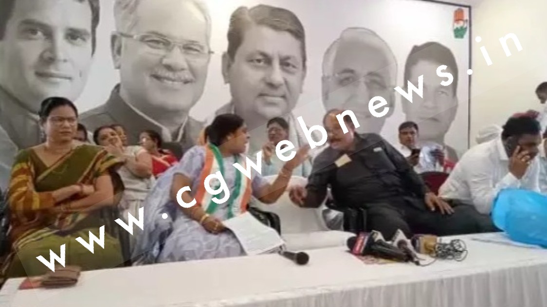 छत्तीसगढ़ - मंच पर आपस मे भिड़े कांग्रेसी , एक दूसरे को उंगली दिखाते हुए विधायक और कांग्रेस नेता का वीडियो हुआ वायरल