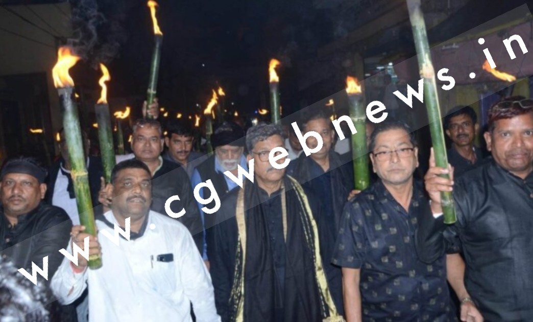 सक्ती में कांग्रेसियो ने निकाली मशाल यात्रा , हाथ मे मशाल और काले कपड़े पहन कर जताया विरोध