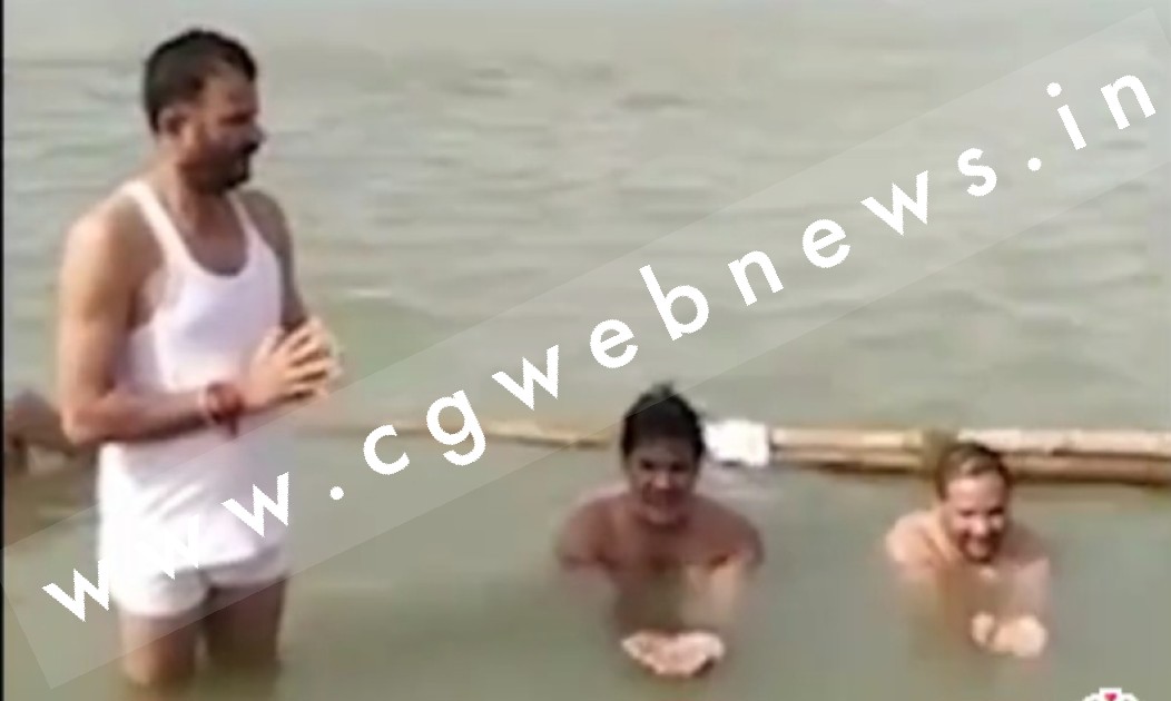 विधायक जी ने नदी में खड़ा करके कार्यकर्ताओं को दिलाई चुनाव में धोखा न देने की शपथ , वीडियो हुआ वायरल