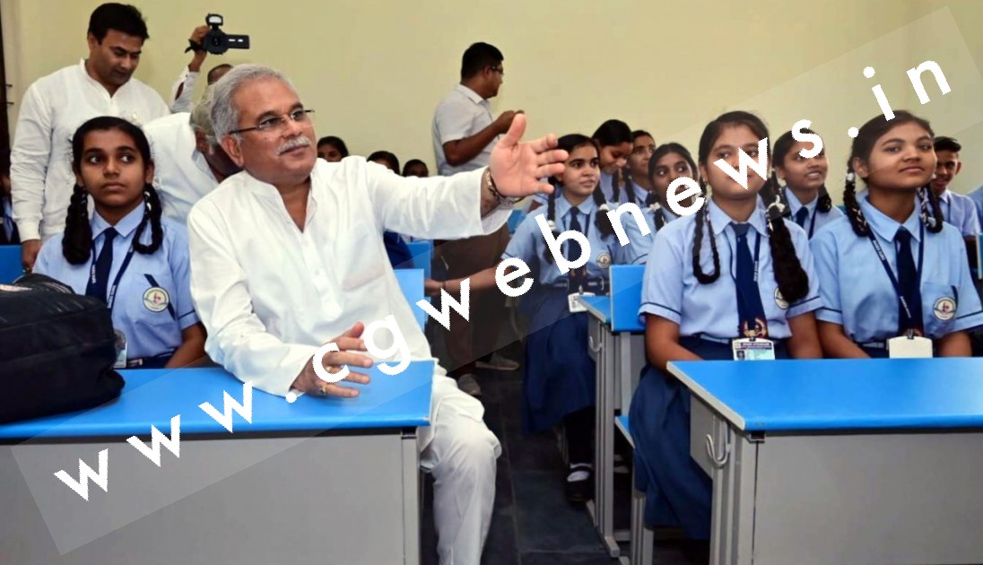 45 साल के बाद मुख्यमंत्री भूपेश बघेल दोबारा बने दसवीं के छात्र , इस बार CM इंग्लिश मीडियम स्कूल  में पढ़े
