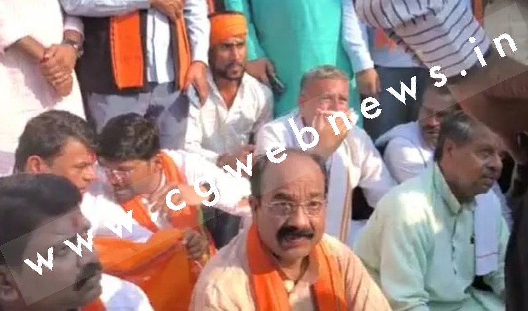 छत्तीसगढ़ का बिरनपुर कांड , भाजपा प्रदेश अध्यक्ष अरुण साव बीच रास्ते में बैठे धरने पर