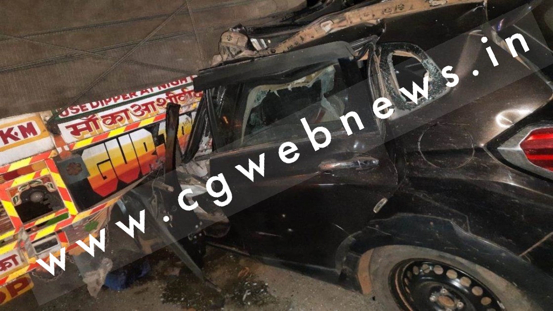 सड़क किनारे खड़े ट्रक मे घुसी कार , हादसे में तीन लोगो की मौके पर ही मौत और दो की हालत गंभीर