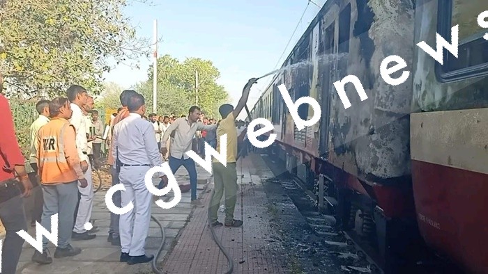डेमू ट्रेन के दो कोच में लगी भीषण आग , आग पर काबू पाने का प्रयास जारी , यात्रियों में हड़कंप
