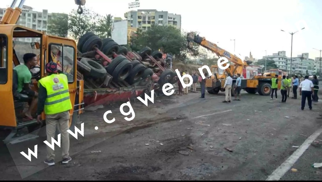 ट्रक और प्राइवेट बस में जबरजस्त टक्कर , हादसे में 4 लोगों की मौत और 15 से ज्यादा घायल