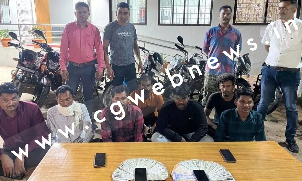 छत्तीसगढ़ - जंगल मे चल रहे जुए के अड्डे पर पुलिस की दबिस , 07 जुआरियो से लाखों रुपए जप्त