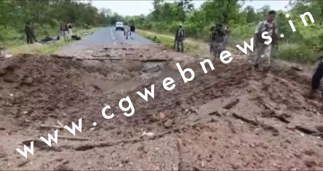 छत्तीसगढ़ में बड़ा नक्सली हमला , 11 जवान शहीद , रोड के बीच प्लांट किया गया था IED , देखें तस्वीर