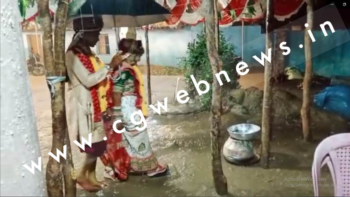 छत्तीसगढ़ - बारिश भी नहीं रोक पाई इनकी शादी , छाता ओढ़कर दूल्‍हा और दुल्‍हन ने लिए फेरे , तश्वीर वायरल