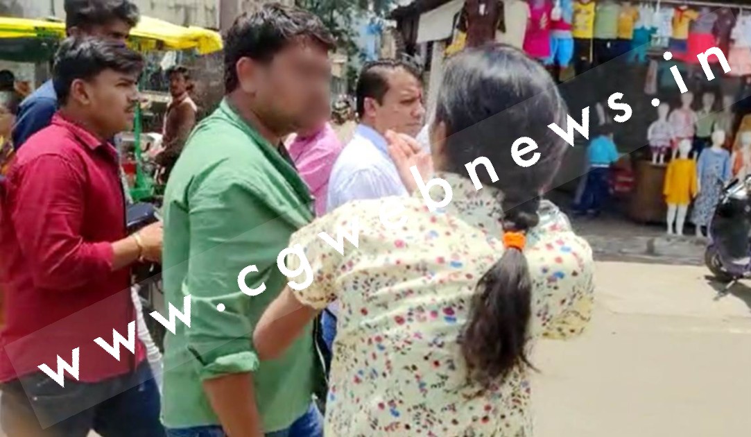 युवक का कालर पकड़कर घसीटते हुए थाने ले गई युवती , दोनो पक्ष ने दर्ज कराई शिकायत , जाने क्या है मामला