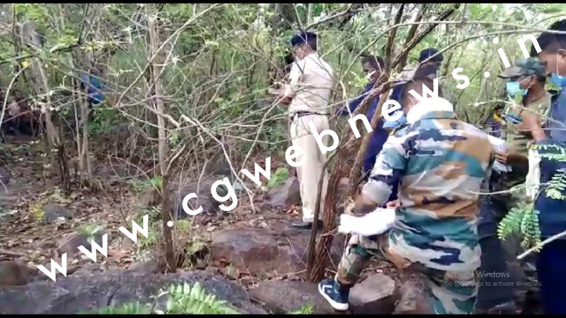 छत्तीसगढ़ - जंगल में नरकंकाल मिलने से मची सनसनी , मौके से लेडिस पर्स सहित ये सामान बरामद