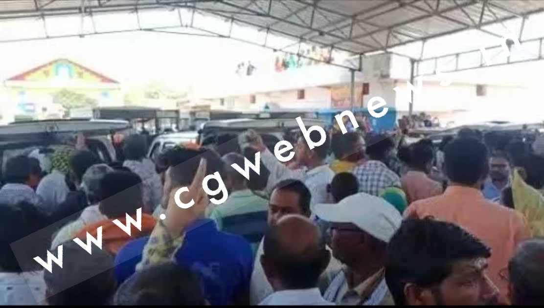 छत्तीसगढ़ - एक साथ 11 शवों को देखकर हर आँख हुई नम , कुछ देर में होगा अंतिम संस्कार