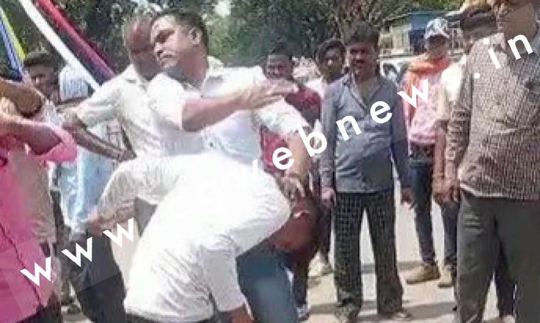 छत्तीसगढ़ में दिखा खाखी की दबंगई , SI ने बीच सड़क पर दो युवकों की कर दी पिटाई