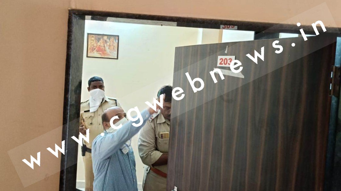 होटल के कमरे में फाँसी पर लटकी मिली प्रेमी की लाश , जमीन पर प्रेमिका पड़ी थी बेहोश , पुलिस जाँच में जुटी