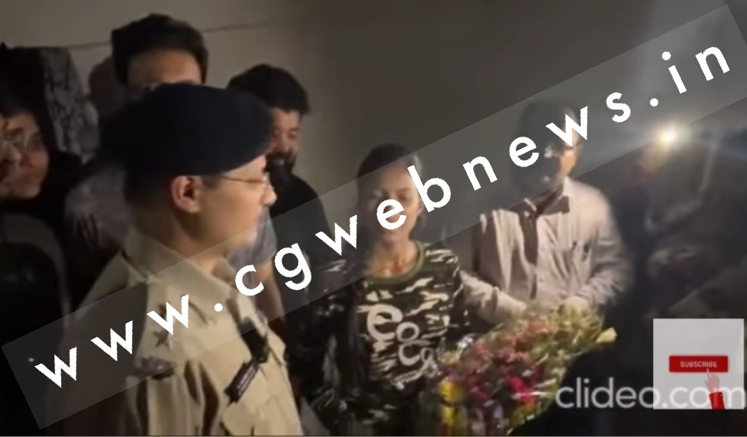 छत्तीसगढ़ -  SP ने टॉपर बिटिया को मिलवाया जेल में बंद पिता से , हत्या के आरोप में जेल में है पिता