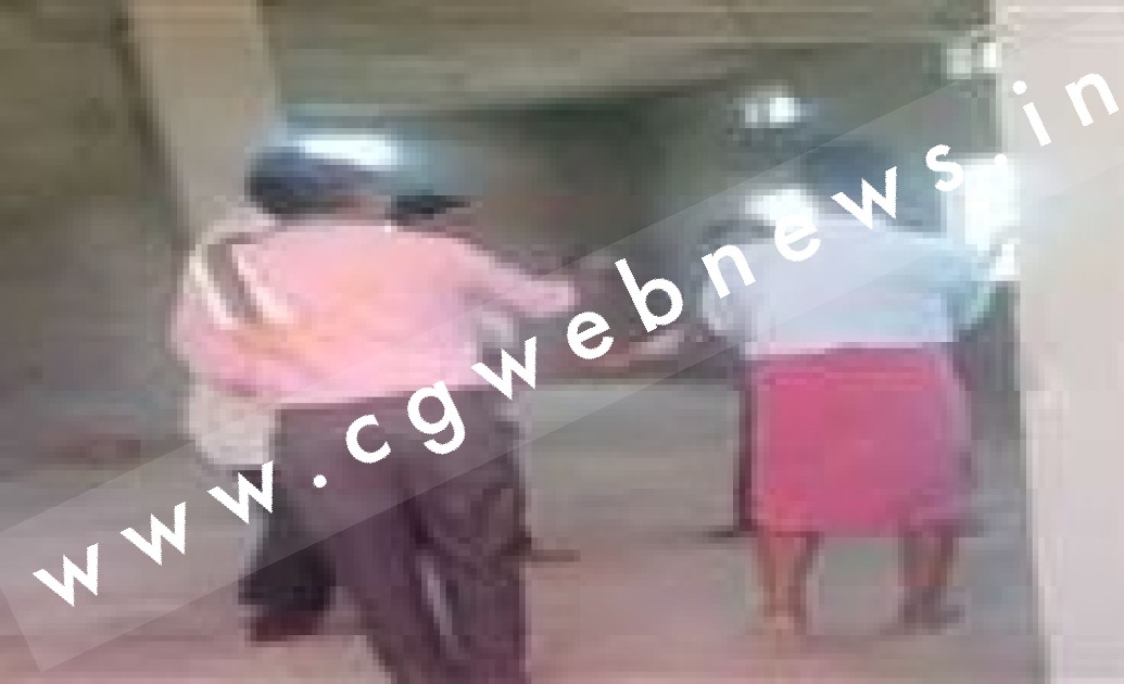 मुख्यमंत्री जनसेवा शिविर में पटवारी को सरिया से पीटने दौड़ा सरपंच पति , वीडियो हुआ वायरल