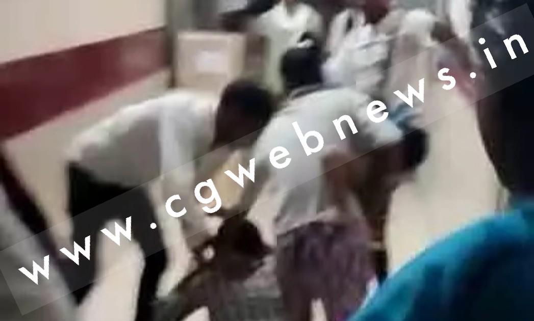 छत्तीसगढ़ - सरकारी हॉस्पिटल आये मरीज को निजी हॉस्पिटल भेज रहे दलाल की जम कर पिटाई