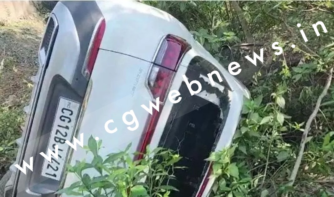 छत्तीसगढ़ - नर्सरी के अंधे मोड़ के पास पलटी तेज रफ्तार कार , कार में 05 लोग थे सवार