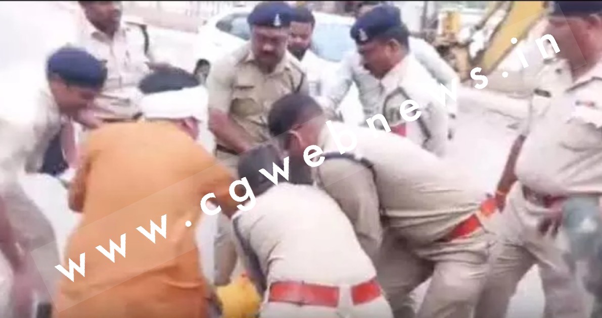 CGPSC नतीजो को लेकर फूटा अभ्यर्थियों का गुस्सा , पुलिस के साथ हुई झूमाझटकी