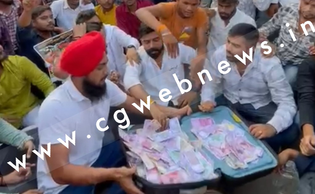नकली नोटों का बंडल लेकर पूर्व मुख्यमंत्री डॉ. रमन सिंह का आवास घेरने पहुंचे NSUI कार्यकर्ता , लगाया यह आरोप