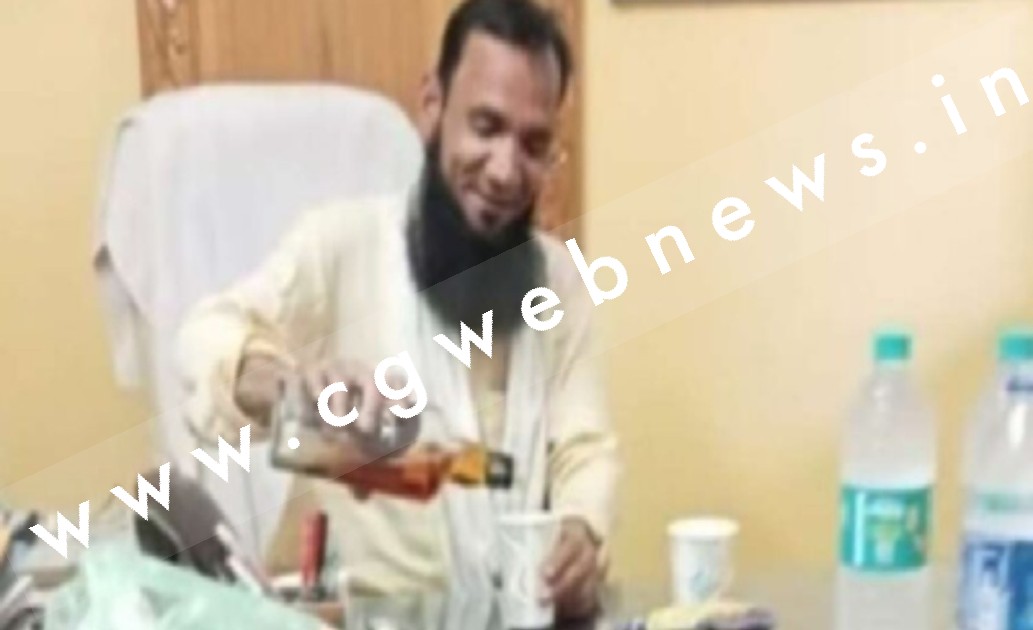 थानेदार की कुर्सी पर बैठकर पीया शराब , तश्वीर हुई वायरल और थानेदार हुआ बाहर आरोपी गया अंदर