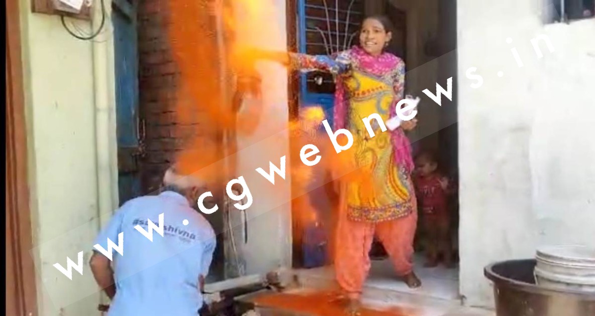 अतिक्रमण हटाने गए नगरपालिका कर्मचारी पर महिला ने लालमिर्च पाउडर फेंका