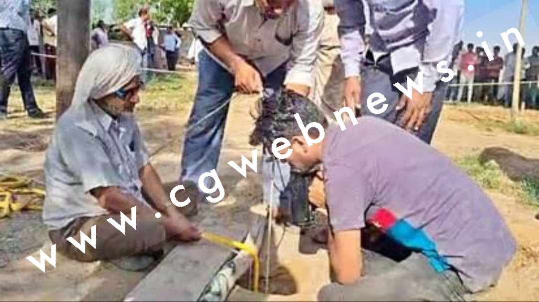 खुले बोरवेल में गिरा 09 साल का मासूम , 100 फीट की गहराई पर है फंसा , SDRF कर रहा है रेस्क्यू ऑपरेशन