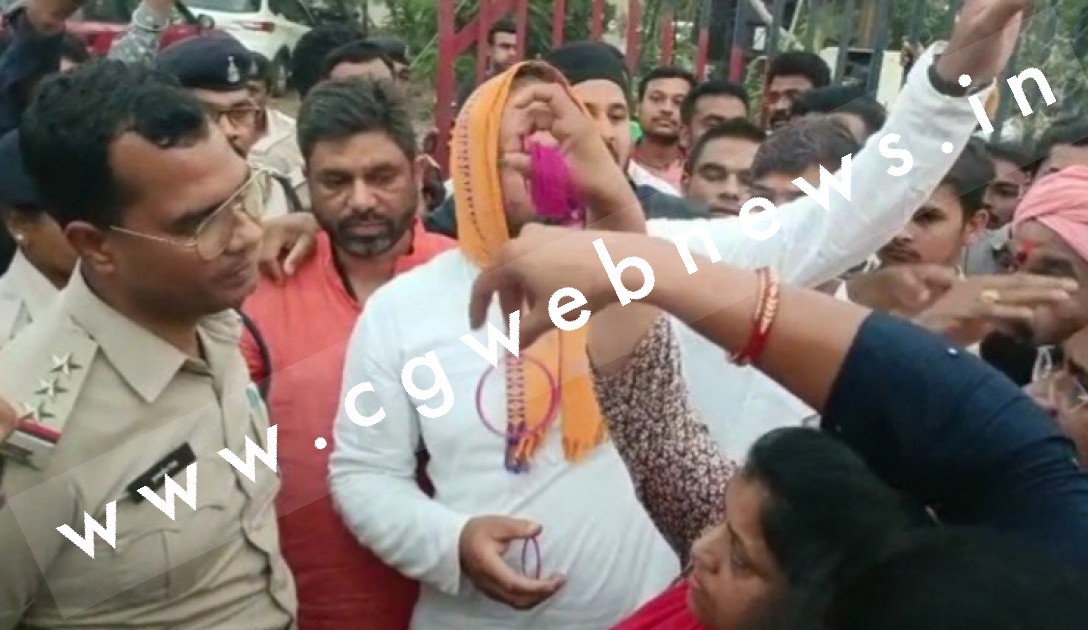 छत्तीसगढ़ - रतनपुर में बिगड़े हालात , थाने का किया घेराव , चक्काजाम जैसे स्थिति , भारी पुलिस फोर्स तैनात