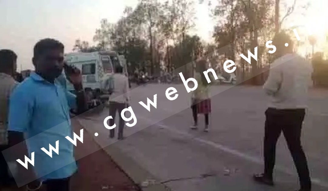 छत्तीसगढ़ - NH43 पर बड़ा सड़क हादसा , तेज रफ्तार बाईक खड़ी ट्रक से टकराई , 03 लोगो की मौत