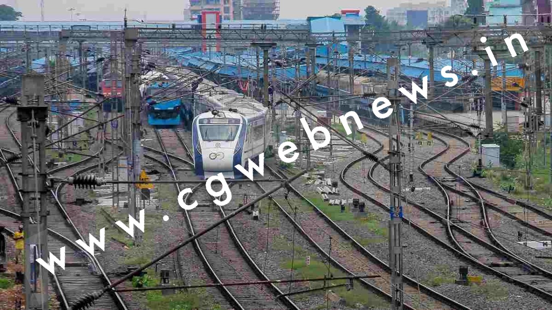 वंदे भारत एक्सप्रेस क्षतिग्रस्त , आकाशीय बिजली और ओला गिरने से टूटे शीशे , 250 यात्री थे सवार