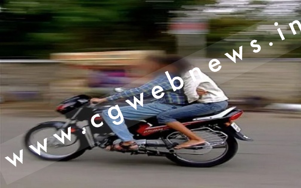 पति बाइक में प्रेमिका के साथ कर रहा था रोमांस , ट्रैफिक पुलिस ने घर भेज दी तस्वीर , फिर हुआ यह