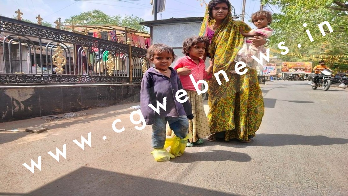 जूते और चप्पल के लिए नहीं थे पैसे , मासूम बेटे के पैर न झुलसें इसलिए माँ ने पहनाई पालीथिन की थैली