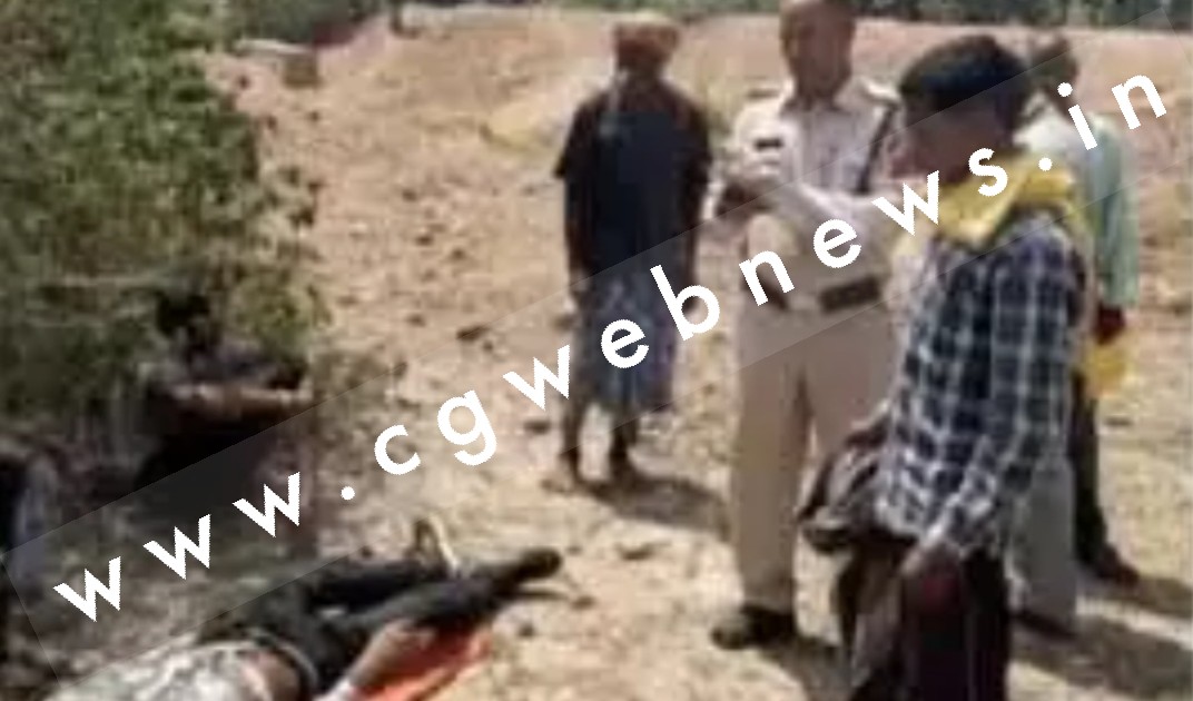 छत्तीसगढ़ - तालाब सौंदर्यीकरण के दौरान ट्रैक्टर पलटा , ट्रैक्टर में दब कर चालक की मौत