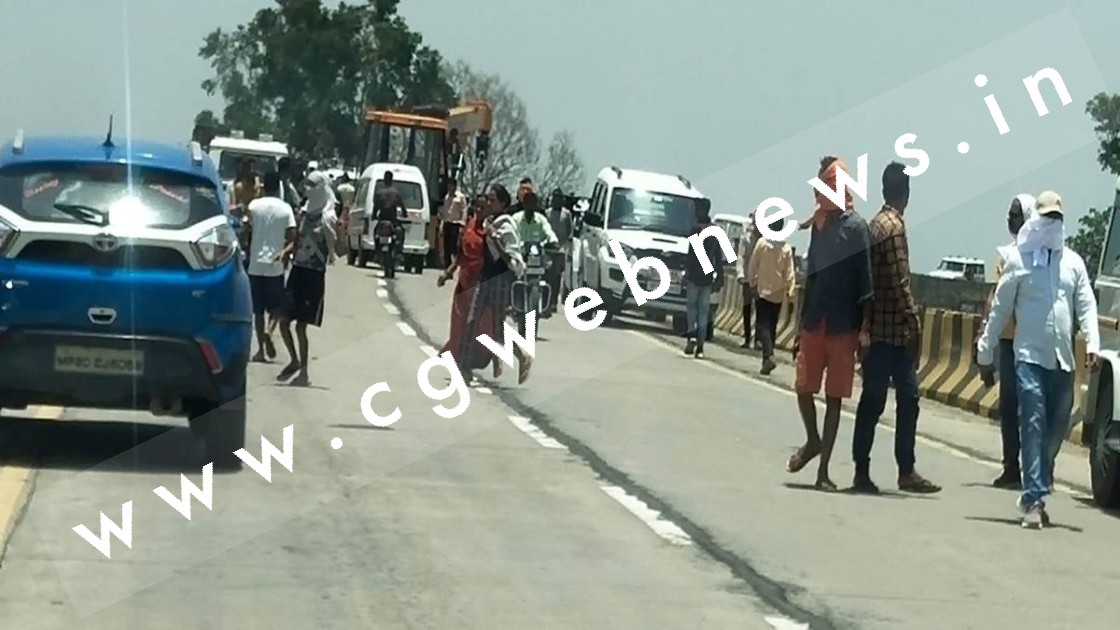 बड़ी खबर , मुख्यमंत्री के कार्यक्रम के लिए ग्रामीणों को ला रही बस पलटी , तीन की मौत और दर्जनों घायल