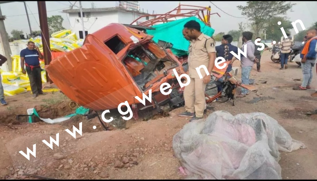 छत्तीसगढ़ - मुर्गी दाने से भरा ट्रक अनियंत्रित होकर गड्ढे में गिरा , हादसे में एक कि मौत