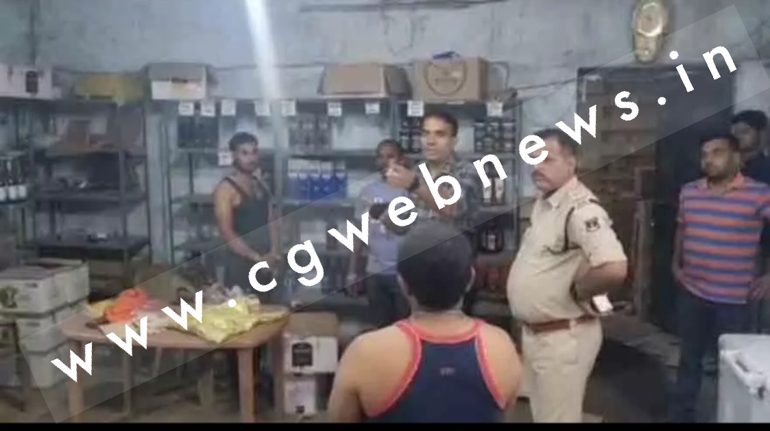 छत्तीसगढ़ - अवैध बार और चखना सेंटरों में पुलिस की दबिस , दो दर्जन से अधिक लोग शराब पीते पकड़ाए